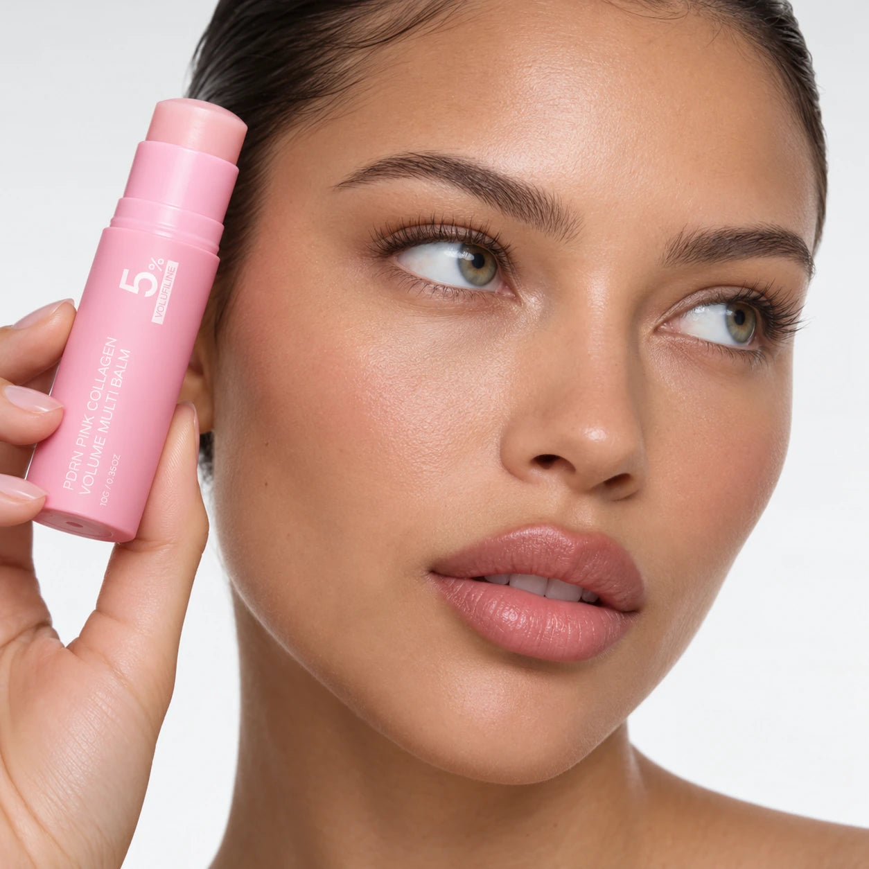 Portrait avec le stick rose